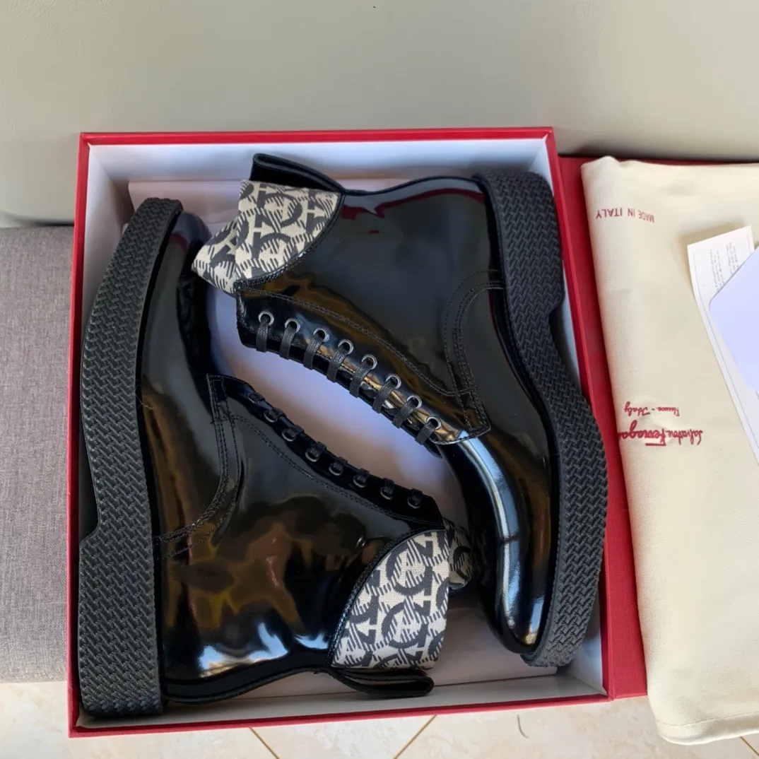 [Ferragamo] Top P: 1000💰 Number of yards: 39~44 (38.45 custom-made, non-returnable) Ferragamo winter series, original 1:1 development, casual men's short boots. Made with heavy investment, shoes and boots are made of imported cowhide + imported Ferragamo special fabric. Black cowhide lining that is not easily deformed. Wear-resistant rubber outsole, black cowhide, black open edge beads, black frosted, brown suede. Factory craftsmanship, perfect products are only prepared for you who know taste! Any comparison is welcome!